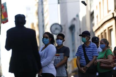  PORTO ALEGRE - BRASIL - Uso de mascaras e equipamentos de proteção contra o Coronavírus, no centro de Porto Alegre. (FOTOS: LAURO ALVES/AGENCIARBS)<!-- NICAID(14484461) -->