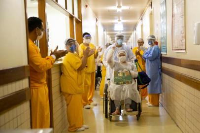 PORTO ALEGRE, RS, BRASIL - 24.04.2020 - Paciente do Hospital Conceição que tinha coronavírus recebeu alta nesta sexta-feira. Na imagem: Paciente Jucilaine Guilherme da Silva, 36 anos. (Foto: Jefferson Botega/Agencia RBS)<!-- NICAID(14485786) -->