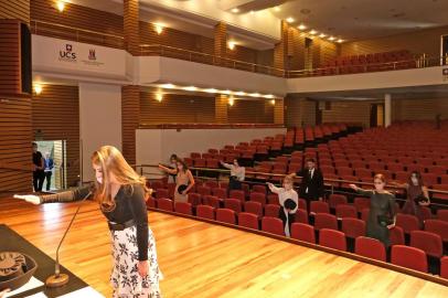  CAXIAS DO SUL, RS, BRASIL, 24/04/2020. UCS antecipou formatura de 45 alunos de medicina. Com o diploma em mãos, os novos profissionais terão a possibilidade de se unir às forças da área da saúde no combate à Covid-19, doença causada pelo coronavírus (Sars-Cov-2). (Leandro Araújo/Foto Itália/Divulgação)Indexador: LEANDRO ARAUJO 98164 8888<!-- NICAID(14485789) -->