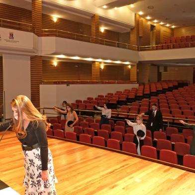  CAXIAS DO SUL, RS, BRASIL, 24/04/2020. UCS antecipou formatura de 45 alunos de medicina. Com o diploma em mãos, os novos profissionais terão a possibilidade de se unir às forças da área da saúde no combate à Covid-19, doença causada pelo coronavírus (Sars-Cov-2). (Leandro Araújo/Foto Itália/Divulgação)Indexador: LEANDRO ARAUJO 98164 8888<!-- NICAID(14485789) -->