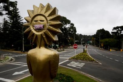 GRAMADO, RS, BRASIL, 17-04-2020: Kikito de máscara. Movimentação nas ruas de Gramado, cidade turística na Serra Gaúcha, em tempos de pandemia de covid-19. Estabelecimentos comerciais do município reabriram na sexta-feira. (Foto: Mateus Bruxel / Agência RBS)<!-- NICAID(14480833) -->