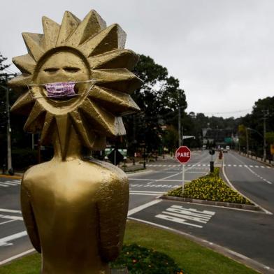 GRAMADO, RS, BRASIL, 17-04-2020: Kikito de máscara. Movimentação nas ruas de Gramado, cidade turística na Serra Gaúcha, em tempos de pandemia de covid-19. Estabelecimentos comerciais do município reabriram na sexta-feira. (Foto: Mateus Bruxel / Agência RBS)<!-- NICAID(14480833) -->