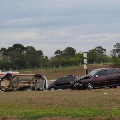  NOVA SANTA RITA, RS, BRASIL. Um homem, de 46 anos, morreu em um acidente de trânsito na BR-386, em Nova Santa Rita, na Região Metropolitana, na manhã deste domingo (26). A vítima, que não teve o nome divulgado pela Polícia Rodoviária Federal (PRF), conduzia um veículo Logan que bateu contra um astra, no Km 435 da rodovia, sentido Capital/Interior. O motorista do Astra não sofreu ferimentos, segundo a PRF. FOTO: Marcelo Rech/Agência RBS<!-- NICAID(14486120) -->