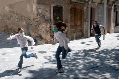 775506872Joan, 45, chases his daughters Ines, 11, and Mar, 9, as they play in the street on April 26, 2020, in Barcelona, during a national lockdown to prevent the spread of the COVID-19 disease. - After six weeks stuck at home, Spains children were being allowed out today to run, play or go for a walk as the government eased one of the worlds toughest coronavirus lockdowns. Spain is one of the hardest hit countries, with a death toll running a more than 23,000 to put it behind only the United States and Italy despite stringent restrictions imposed from March 14, including keeping all children indoors. Today, with their scooters, tricycles or in prams, the children accompanied by their parents came out onto largely deserted streets. (Photo by Josep LAGO / AFP)Editoria: HTHLocal: BarcelonaIndexador: JOSEP LAGOSecao: diseaseFonte: AFPFotógrafo: STR<!-- NICAID(14486193) -->