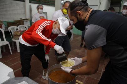 Barcos e DAlessandro preparam refeições para moradores de rua em Canoas