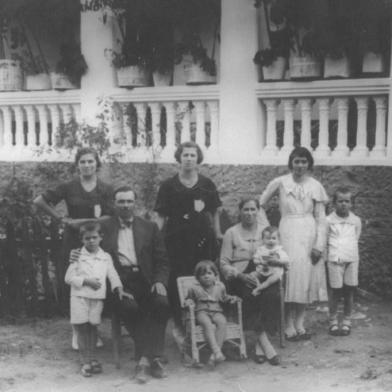 São Victor da 5ª Légua em 1935: O casal João Zandomeneghi e Victoria Pissaia Zandomeneghi (sentados) com os filhos Gema, Antonieta, Regina, Pedro (atrás), Mariano, Armando e Helena (à frente)<!-- NICAID(14486196) -->