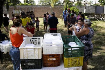  PORTO ALEGRE, RS, BRASIL, 24-04-2020: Moradores da Ilha dos Marinheiros enfrentam dificuldades em meio à pandemia de covid-19. A movimentação é baixa nas ruas do bairro Arquipélago, poucas pessoas nas ruas usam máscaras ao sair. E sem trabalho e renda, algumas famílias são ameaçadas pela fome. (Foto: Mateus Bruxel / Agência RBS)Indexador: Mateus Bruxel