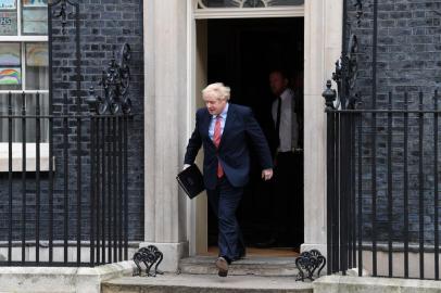 Depois de três semanas hospitalizado, primeiro-ministro da Grã-Bretanha, Boris Johnson, concede entrevista e pede para que os britânicos permaneçam em casa para venceram o coronavírus.Britains Prime Minister Boris Johnson walks out of 10 Downing Street to give a statement in central London on April 27, 2020 after returning to work following more than three weeks off after being hospitalised with the COVID-19 illness. - British Prime Minister Boris Johnson returns to work on Monday more than three weeks after being hospitalised with the novel coronavirus and spending three days in intensive care. Johnson, one of the highest-profile people to have contracted the virus, returned to 10 Downing Street on Sunday evening. (Photo by DANIEL LEAL-OLIVAS / AFP)<!-- NICAID(14486491) -->