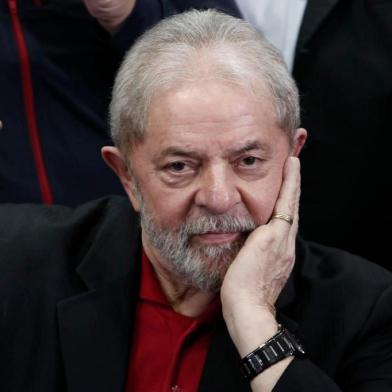  Former Brazilian president Luiz Inacio Lula Da Silva gestures during a press conference in Sao Paulo, Brazil on July 13, 2017.Brazils former president Luiz Inacio Lula da Silva said on Thursday -- a day after he was convicted and sentenced for graft -- that judges and political opponents were destroying democracy. In his first public reaction to the verdict handed down on Wednesday, Lula implied the judgment was aimed at preventing him being a comeback candidate in presidential elections next year. Theyre destroying democracy in our country, he told reporters in Sao Paulo. / AFP PHOTO / Miguel SCHINCARIOLEditoria: WARLocal: Sao PauloIndexador: MIGUEL SCHINCARIOLSecao: crisisFonte: AFPFotógrafo: STR<!-- NICAID(13106340) -->