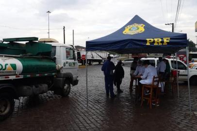 Uma parceria entre a Secretaria da Saúde de Garibaldi e a Polícia Rodoviária Federal (PRF) faz com que caminhoneiros possam receber imunização contra a gripe durante esta segunda-feira (27). O ponto escolhido pelos organizadores é no km 225 da rodovia, no Posto do Avião. A ação ocorre até o término das 400 doses disponibilizadas pelo poder público.<!-- NICAID(14486507) -->