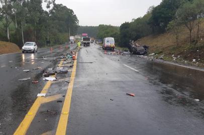 Um homem de 40 anos, motorista de um Renault Scénic, morreu em acidente na BR-386, no trecho de Triunfo, na manhã desta segunda-feira (27). O carro, com placas de São Leopoldo, bateu de frente em um caminhão de Vista Alegre do Prata-RS por volta das 8h45min.