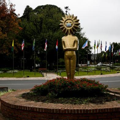 GRAMADO, RS, BRASIL, 17-04-2020: Kikito de máscara. Movimentação nas ruas de Gramado, cidade turística na Serra Gaúcha, em tempos de pandemia de covid-19. Estabelecimentos comerciais do município reabriram na sexta-feira. (Foto: Mateus Bruxel / Agência RBS)<!-- NICAID(14480834) -->