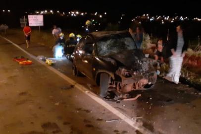  Ijuí, RS, BRASIL, 27/04/2020- Acidente na RS-155 em Ijuí, na noite deste domingo envolvendo um Fiat Uno e um Ford Ka, deixou um homem morto e cinco pessoas feridas. Foto: Arquivo Pessoal / Márcio Santos<!-- NICAID(14486541) -->