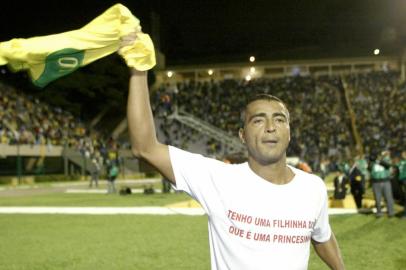 Último jogo de Romário pela Seleção Brasileira.FUTEBOL - BRASIL X GUATEMALASP - BRASIL X GUATEMALA/ROMÁRIO - ESPORTES - O jogador Romário, da seleção brasileira, dá volta no gramado ao sair do amistoso contra a Guatemala, realizado no estádio do Pacaembu, na zona oesta de São Paulo, nesta quarta-feira (27). Na foto, destaque para a camisa de Romário com homenagem a sua filha recem-nascida. 27/04/2005 - Foto: DJALMA VASSAO/GAZETA PRESS/AE Fonte: AE Fotógrafo: DJALMA VASSAO<!-- NICAID(1667075) -->