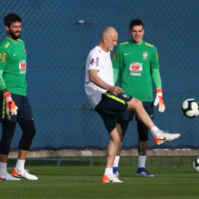  PORTO ALEGRE, RS, BRASIL - Treino da Seleção Brasileira de futebol no CT do Grêmio. Taffarel (branco) e Alisson à esquerda.