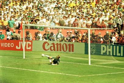 Taffarel na copa do mundo de 94 nos Eua, defende o pênalti batido pelo italiano Massaro. O Brasil vence e conquista o tetracampeonato mundial -CRÉDITO: José Doval, Agência RBS, 1994-#PÁGINA:52#ENVELOPE:140697 Data Evento: 1994