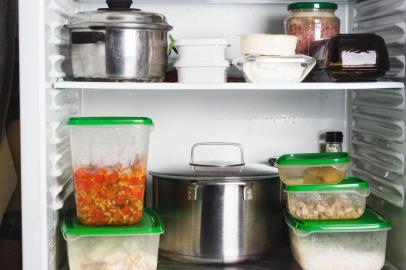 Open refrigerator with food in kitchen. Stocks of food for next mealtimeGeladeira,  recipientes, panelas, jarras, prateleiras da geladeira.(Foto:  sotnikova_vera / stock.adobe.com)Fonte: 260809739<!-- NICAID(14350242) -->