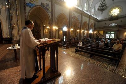  CAXIAS DO SUL, RS, BRASIL, 18/03/2020Missas serão suspensas na catedral. A última missa será amanhã(quinta feira).(Lucas Amorelli/Agência RBS)<!-- NICAID(14454853) -->