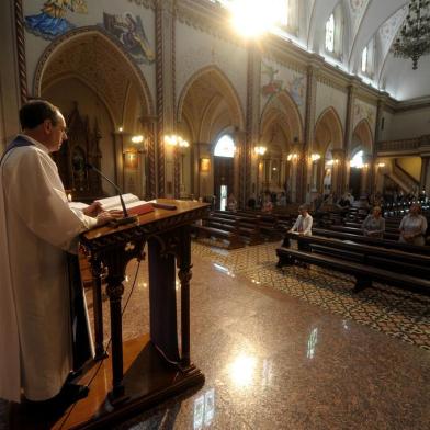  CAXIAS DO SUL, RS, BRASIL, 18/03/2020Missas serão suspensas na catedral. A última missa será amanhã(quinta feira).(Lucas Amorelli/Agência RBS)<!-- NICAID(14454853) -->