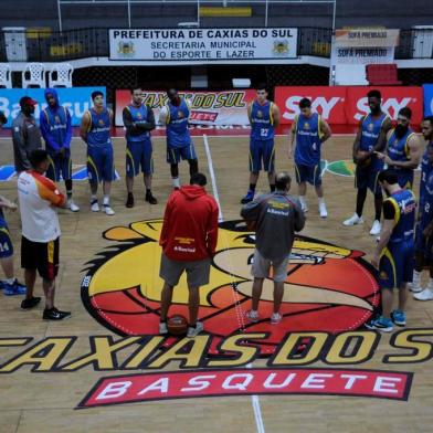  CAXIAS DO SUL, RS, BRASIL, 22/03/2018 - A equipe do Caxias Banrisul Basquete treina para as duas últimas rodadas do NBB 10. (Marcelo Casagrande/Agência RBS)<!-- NICAID(13470200) -->