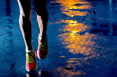  Porto Alegre, RS .Corredores e atletas se preparando para a Maratona de Porto Alegre.(Foto Júlio Cordeiro,Ag RBS) 10/06/2015<!-- NICAID(11468080) -->