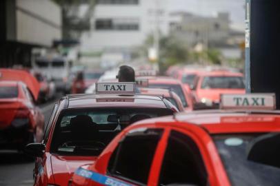  PORTO ALEGRE, RS, BRASIL - 2020.04.27 - Taxis enfrentam diminuição de movimento e entram na fila para receber auxílio do governo (Foto: ANDRÉ ÁVILA/ Agência RBS)Indexador: Andre Avila<!-- NICAID(14486914) -->