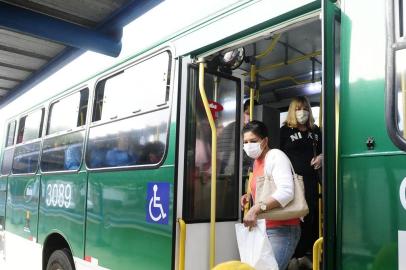  PORTO ALEGRE, RS, BRASIL,23/04/2020- Poucos passageiros cumprem recomendação de uso de máscara em ônibus de Porto Alegre. Foto: Ronaldo Bernardi / Agencia RBS<!-- NICAID(14484199) -->