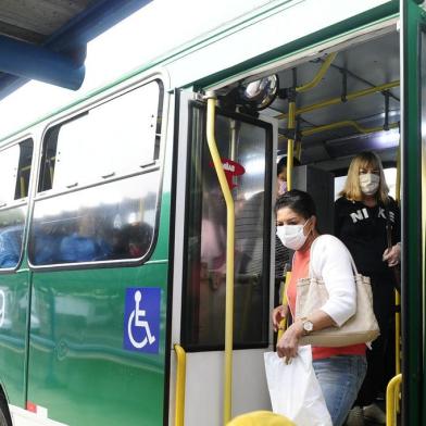  PORTO ALEGRE, RS, BRASIL,23/04/2020- Poucos passageiros cumprem recomendação de uso de máscara em ônibus de Porto Alegre. Foto: Ronaldo Bernardi / Agencia RBS<!-- NICAID(14484199) -->