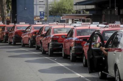  PORTO ALEGRE, RS, BRASIL - 2020.04.27 - Taxis enfrentam diminuição de movimento e entram na fila para receber auxílio do governo (Foto: ANDRÉ ÁVILA/ Agência RBS)Indexador: Andre Avila