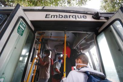  ****EM BAIXA****PORTO ALEGRE, RS, BRASIL, 28/04/2020- Ônibus deixam de permitir embarque de pessoas sem máscara. Foto: Lauro Alves / Agencia RBS<!-- NICAID(14487348) -->