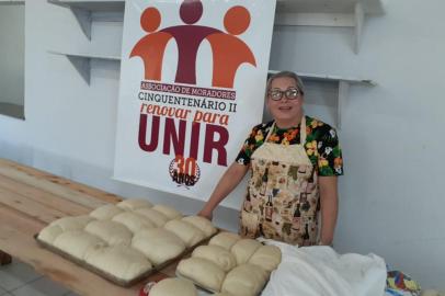 Ação de solidariedade entre a ONG Construindo a Igualdade, a Associação dos Moradores do Bairro Cinquentenário II para fazer e doar pães. São atendidas com essa ação, cerca de 300 famílias no bairro. Na foto, Cleonice Felix Araújo, presidente da ONG.<!-- NICAID(14486744) -->