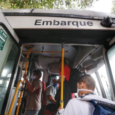  PORTO ALEGRE, RS, BRASIL, 28/04/2020- Ônibus deixam de permitir embarque de pessoas sem máscara. Foto: Lauro Alves / Agencia RBS<!-- NICAID(14487381) -->