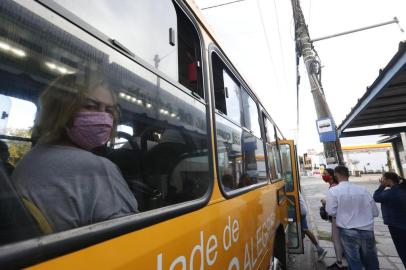  PORTO ALEGRE, RS, BRASIL, 28/04/2020- Ônibus deixam de permitir embarque de pessoas sem máscara. Foto: Lauro Alves / Agencia RBS<!-- NICAID(14487384) -->