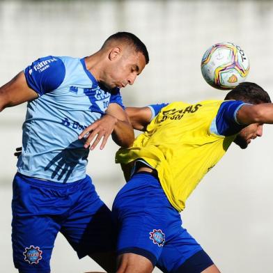 CAXIAS DO SUL, RS, BRASIL, 28/01/2020. Treino do Caxias no CT. O Caxias está disputando o campeonato Gaúcho 2020 (Gauchão 2020). Na foto, zagueiro Venicio e atacante Gilmar (D). (Porthus Junior/Agência RBS)Indexador: Porthus Junior                  <!-- NICAID(14401439) -->