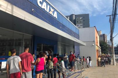 Foi liberado nesta terça-feira (28) o saque em espécie dos R$ 600 do auxílio emergencial para nascidos nos meses de março e abril. Com isso, o público-alvo da campanha do governo voltou a formar fila nas agências da Caixa Econômica Federal (CEF) de Porto Alegre desde antes das 5h.