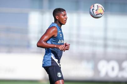 RS - FUTEBOL/TREINO GREMIO  - ESPORTES - Jean Pyerre, do Gremio, realizam treino durante a tarde desta quinta-feira, na preparaÃ§Ã£o para o Campeonato Gaucho 2020. FOTO: LUCAS UEBEL/GREMIO FBPA