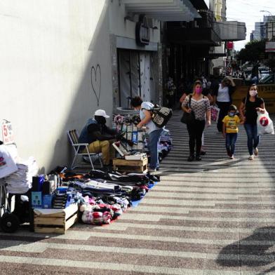  CAXIAS DO SUL, RS, BRASIL, 28/04/2020. Coronavírus - Pandemia reduz número de vendedores ambulantes no centro de Caxias do Sul. Estimativa da equipe de fiscalização é que presença nas ruas tenha caído um terço. (Porthus Junior/Agência RBS)<!-- NICAID(14487824) -->