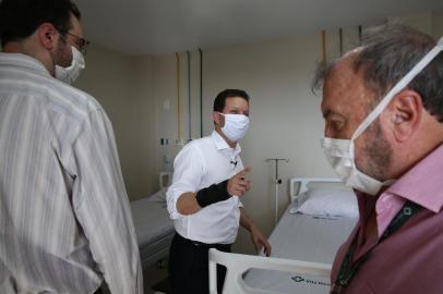  PORTO ALEGRE, RS, BRASIL - 28.04.2020 - Com a presença do Prefeito Nelson Marchezan Júnior, foram entregues 66 novos leitos no Hospital da Vila Nova. De rosa, Presidente da Santa Casa Dirceu Beltrame Dal¿Molin (Foto: Jefferson Botega/Agencia RBS)Indexador: Jefferson Botega<!-- NICAID(14487866) -->