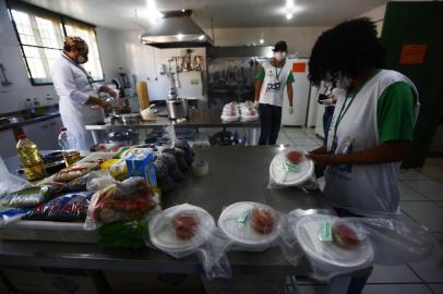  PORTO ALEGRE, RS, BRASIL, 28-04-2020: Grupo de jovens que integra a ação #TodosPelaVida, do governo do Estado, cozinha comida para moradores de rua, com auxílio de professores de cozinha. Entregas foram em república de moradores de rua na Vila Cruzeiro (FOTO FÉLIX ZUCCO/AGÊNCIA RBS, Editoria de Notícias).<!-- NICAID(14487537) -->