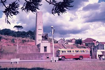 Monumento ao Imigrante e BR-116 no início dos anos 1960.<!-- NICAID(11415050) -->