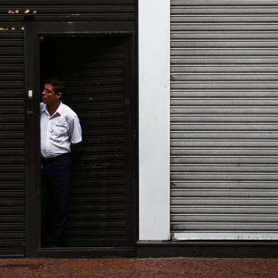  PORTO ALEGRE, RS, BRASIL, 01-04-2020: Centro de Porto Alegre durante a pandemia do Corona Vírus, marcado por um cenário de poucas pessoas se quando comparado ao seu movimento normal. Na foto, movimento na Rua dos Andradas, às 14h  (FOTO FÉLIX ZUCCO/AGÊNCIA RBS, Editoria de Porto Alegre).<!-- NICAID(14466942) -->