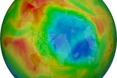 Nesta imagem feita em 5 de abril de 2020, escala de cores mostra a situação da camada de ozônio sobre o polo norte, no ¿?rtico. Roxo e azul representam onde há menos ozônio, enquanto amarelo e vermelho, onde há mais ozônio.