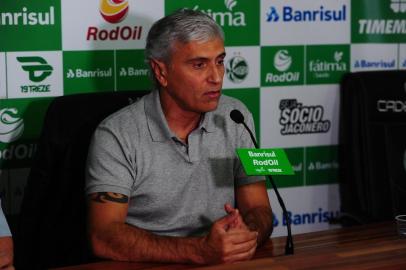  CAXIAS DO SUL, RS, BRASIL, 16/03/2020. Coletiva com Walter Dal Zotto Jr (D), presidente do Juventude e com Osvaldo Pioner (E), vice-presidente de futebol. Na coletiva, foi anunciada oficialmente a saída do técnico Marquinhos Santos do comando da equipe. (Porthus Junior/Agência RBS)<!-- NICAID(14453407) -->