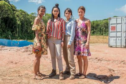 Clara ( Thainá Duarte ), Verônica ( Taís Araújo ), Natalie ( Débora Falabela ) e Luiza ( Leandra Leal ), aruanas