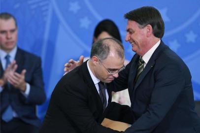 AndrÃ© Luiz de Almeida MendonÃ§a toma posse como novo ministro da JustiÃ§aLegenda: BRASÍLIA, DF, 29.04.2020 ¿ ANDRÉ LUIZ-MENDONÇA: Solenidade de posse do novo ministro da Justiça e Segurança Pública, André Luiz de Almeida Mendonça, ex-ministro da AGU, nomeado pelo presidente Jair Bolsonaro (sem partido), no salão nobre do Palácio do Planalto, em Brasília (DF), na tarde desta quarta-feira (29). (Foto: Edu Andrade/Fatopress/Folhapress)<!-- NICAID(14488716) -->