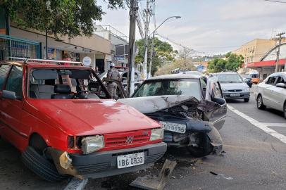 Um acidente deixou duas pessoas feridas nesta quarta-feira (29) na Rua José de Alencar, no bairro Menino Deus, em Porto Alegre. A colisão ocorreu pouco antes das 16h na esquina com a Rua Mariano de Matos.<!-- NICAID(14488889) -->