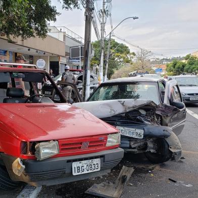 Um acidente deixou duas pessoas feridas nesta quarta-feira (29) na Rua José de Alencar, no bairro Menino Deus, em Porto Alegre. A colisão ocorreu pouco antes das 16h na esquina com a Rua Mariano de Matos.<!-- NICAID(14488889) -->