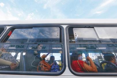  PORTO ALEGRE, RS, BRASIL, 28/04/2020- Ônibus deixam de permitir embarque de pessoas sem máscara. Foto: Lauro Alves / Agencia RBS<!-- NICAID(14487575) -->