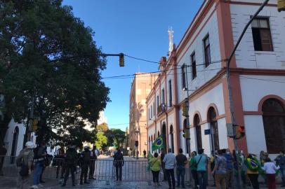 O presidente Jair Bolsonaro e o vice-presidente Hamilton Mourão participam na manhã desta quinta-feira (30) da posse do general Valério Stumpf Trindade como novo chefe do Comando Militar do Sul (CMS). Ele assume no lugar do general Geraldo Antonio Miotto, que irá para a reserva. A cerimônia está marcada para começar a partir das 11h, no Salão de Honra do CMS, localizado na Rua dos Andradas, no Centro Histórico de Porto Alegre. 