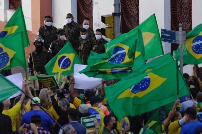  ****EM BAIXA****PORTO ALEGRE, RS, BRASIL, 30/04/2020-Populares se aglomeram no Centro Histórico de Porto Alegre à espera do presidente Jair Bolsonaro. O presidente Jair Bolsonaro e o vice-presidente Hamilton Mourão participam na manhã desta quinta-feira (30) da posse do general Valério Stumpf Trindade como novo chefe do Comando Militar do Sul (CMS). Ele assume no lugar do general Geraldo Antonio Miotto, que irá para a reserva. A cerimônia está marcada para começar a partir das 11h, no Salão de Honra do CMS, localizado na Rua dos Andradas, no Centro Histórico de Porto Alegre. Para evitar aglomerações, desaconselhadas pelas autoridades sanitárias por causa da pandemia de coronavírus, Miotto planejou uma cerimônia discreta para a transmissão do cargo, com a presença de poucas autoridades. Foto: Mateus Bruxel / Agencia RBS<!-- NICAID(14489307) -->